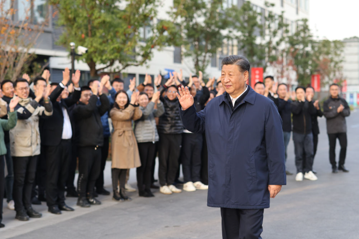 习近平在上海考察时强调 聚焦建设“五个中心”重要使命 加快建成社会主义现代化国际大都市 返京途中在江苏盐城考察.jpg